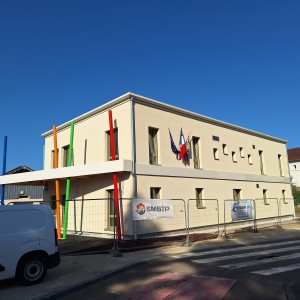 Construction d'un bâtiment pour l'école avec cour attenante
